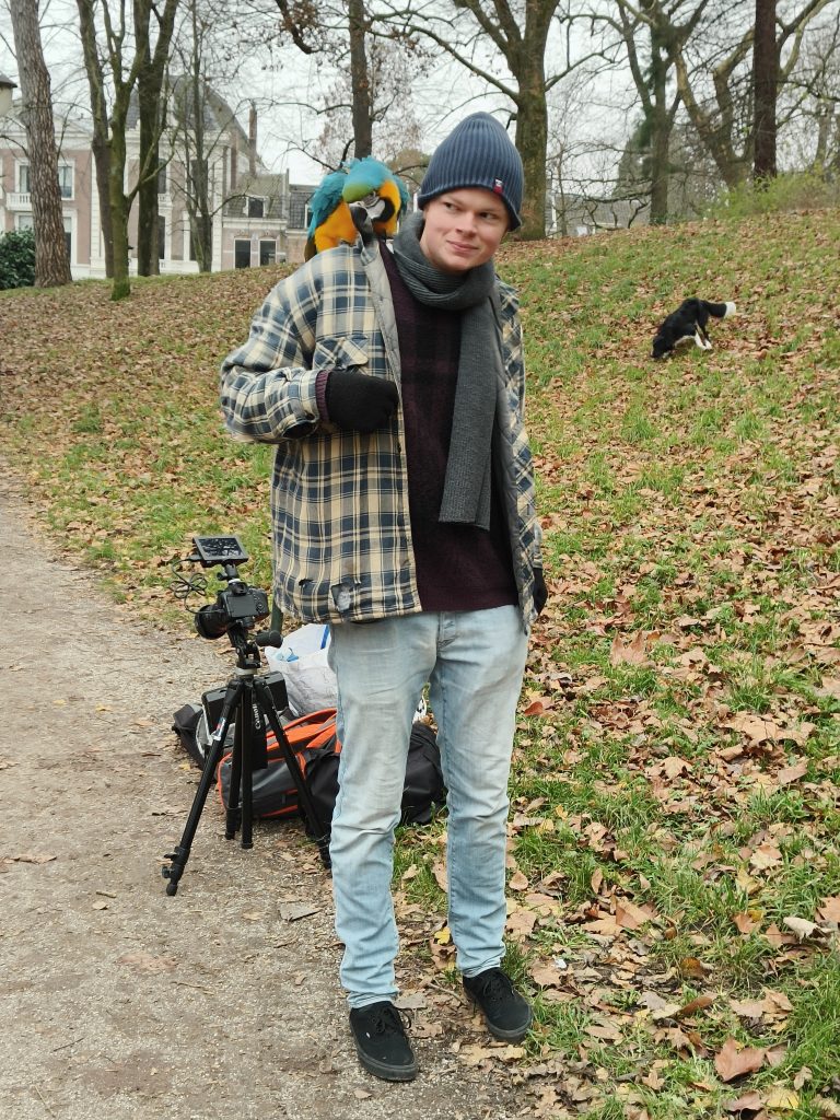 Filmen onderbroken door papagaai